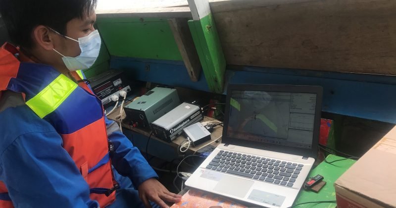 Bathymetry survey, current, grab sampler, and gravity core in Palembang